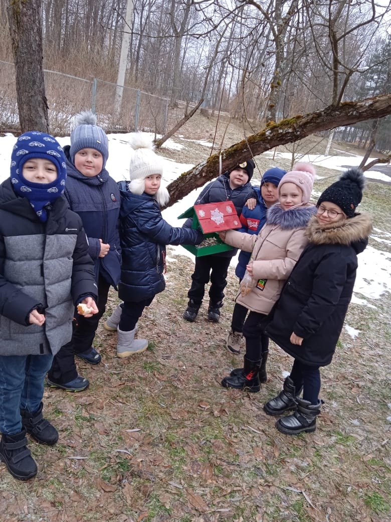 Птичья столовая в школьном саду открыта учениками 1 класса..